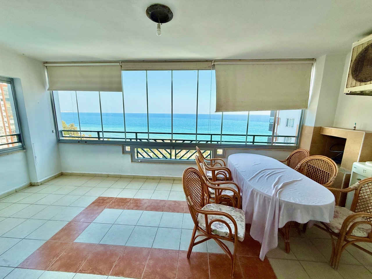 Apartment 4+1 on the first line in Mersin under residence permit - L39514v