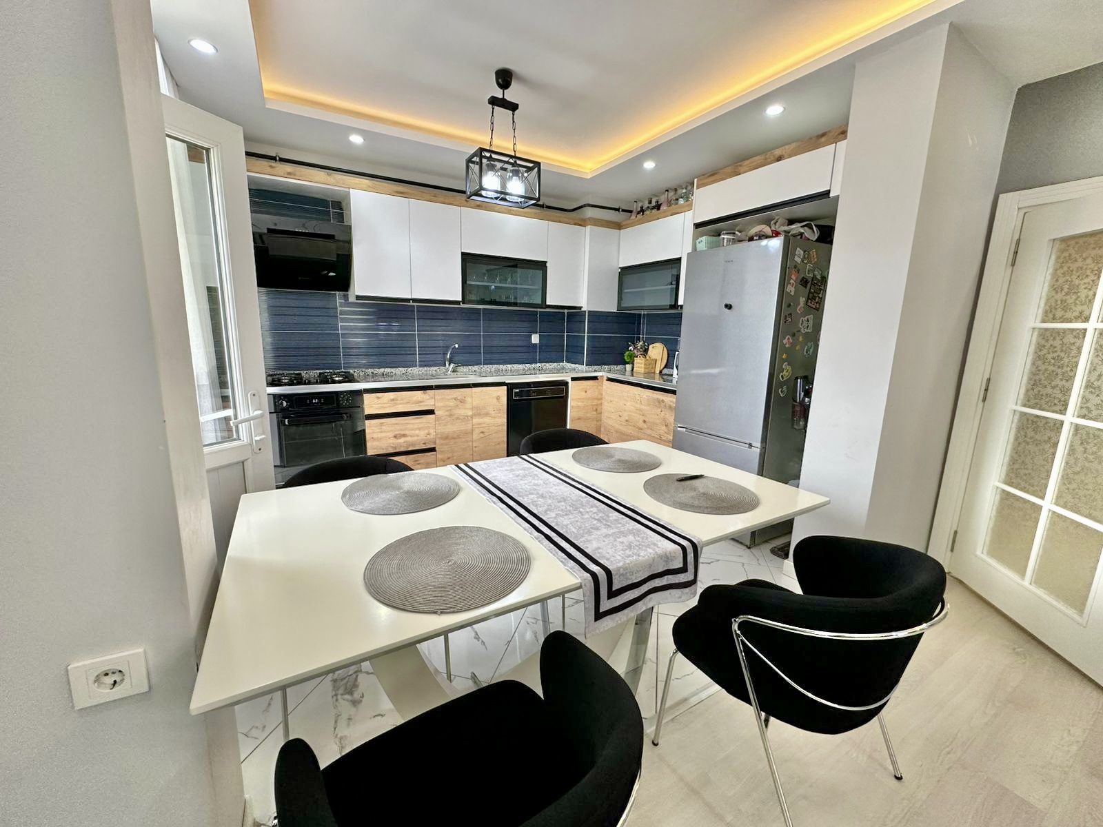 Große 3+1-Zimmer-Wohnung mit Möbeln und Haushaltsgeräten in Tece, Mersin - Na853173w