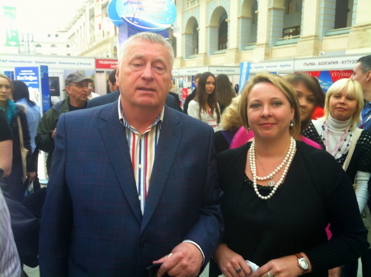 Alexandra Sokolova bei einer Ausstellung in Moskau mit Wladimir Schirinowski