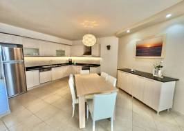 Ultra-frontline 3+1 furnished apartment in Cesmeli, Mersin - SD145013 - photo 42