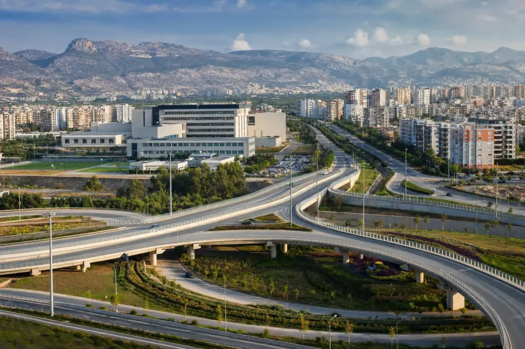 The Mezitli interchange and living environment in an article about choosing an apartment in the west of Mersin