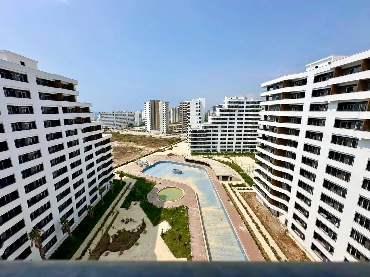 2+1 apartment in Mersin for €75,000 with sea views and a pool in a premium complex by the sea, Tomuk - Lu0797v