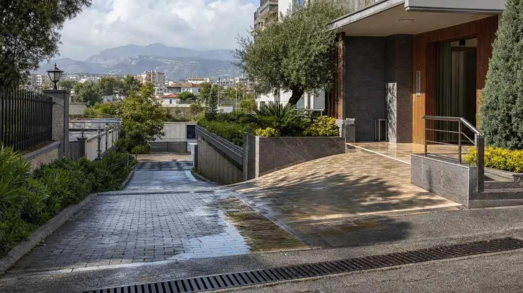 Entrance area of ​​a residential building in Mersin with drainage in the courtyard and at the sidewalk.