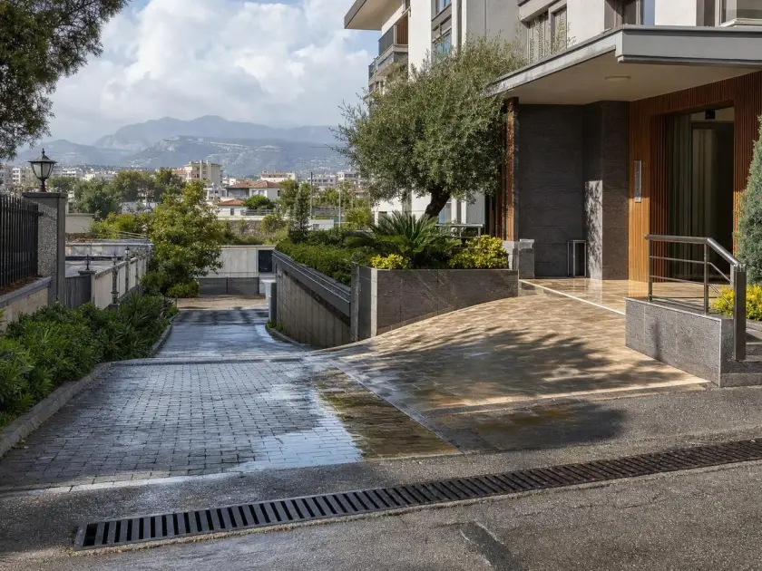Entrance area of ​​a residential building in Mersin with drainage in the courtyard and at the sidewalk.