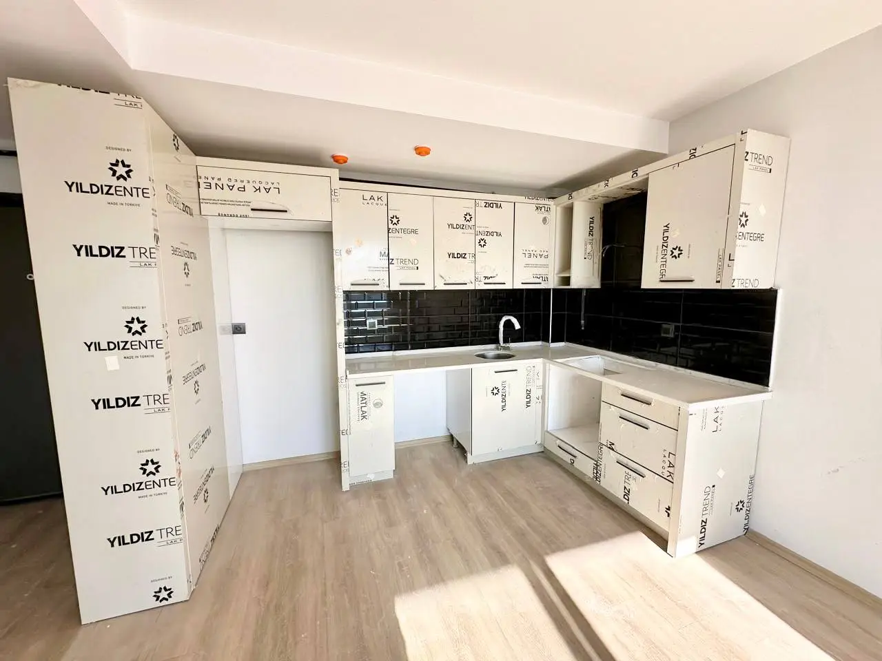 2+1 apartment in a new building in Turkey, Mersin, Tece - As66021iv