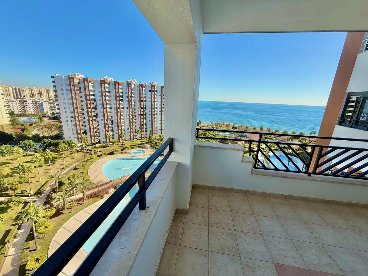 Huge apartment on the first line, 3+1 in Mersin, Cesmeli - L335470v