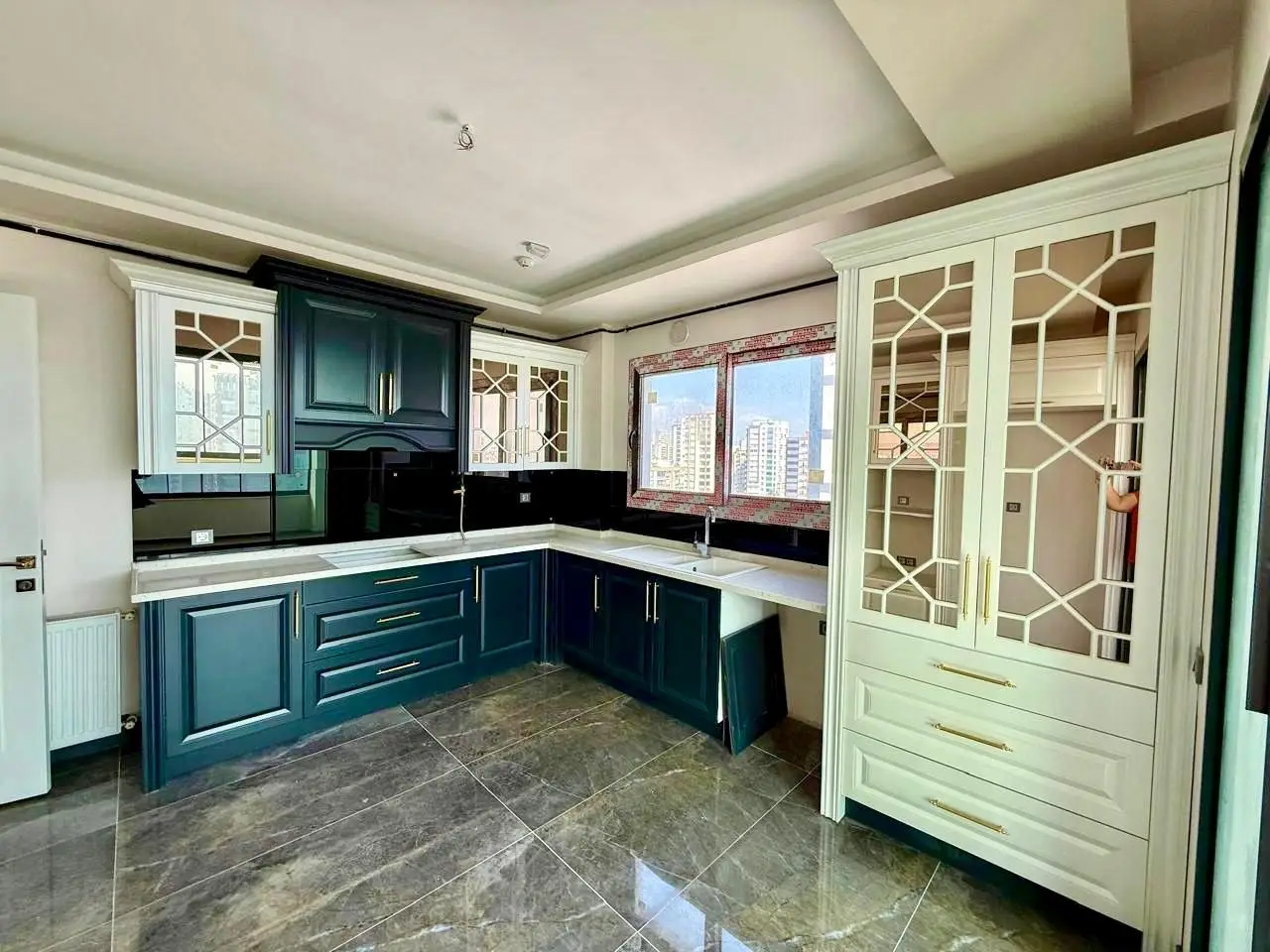 Large 5+1 Apartment in Mezitli, Mersin - Asft5110v